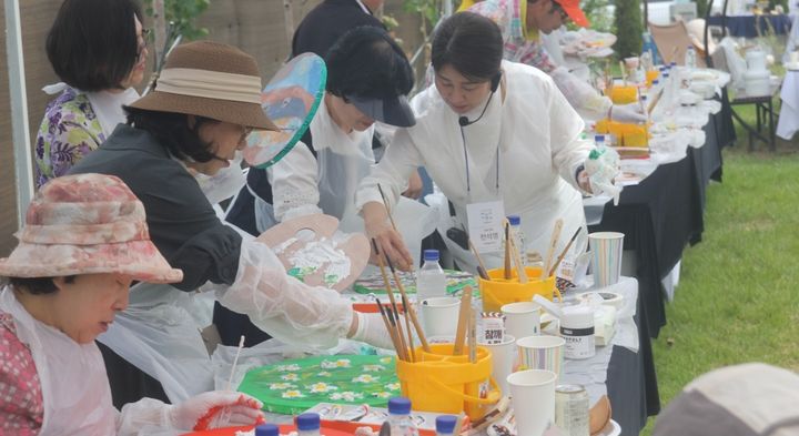 [춘천=뉴시스] 23일 문화체육관광부와 한국문화예술교육진흥원, 수앙(SOIN)이 함께하는 ‘2025 마음치유 봄처럼:치유도 예술로’가 23일 오후 춘천 아트테라피스페이스에서 처음 개최됐다. syi23@newsis.com *재판매 및 DB 금지