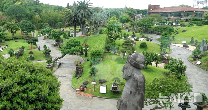 [제주=뉴시스] 임재영 기자 = 20일 오후 제주시 한경면 저지리 '생각하는 정원'. 50여년 동안 돌을 옮기고, 나무를 심으며 황무지를 개척한 분재 예술인의 일생이 녹아든 정원이다. 2025.05.20. ijy788@newsis.com