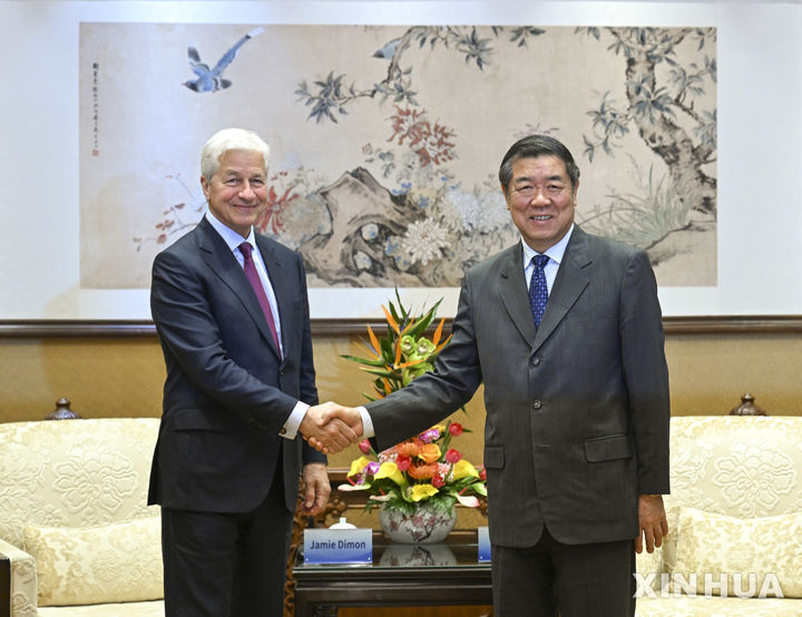 [베이징=신화/뉴시스] 22일 중국 베이징 댜오위타이 국빈관에서 허리펑 중국 국무원 부총리(오른쪽)가 미국 투자은행 JP모건체이스의 제이미 다이먼 최고경영자(CEO)를 만나 악수하고 있다. 2025.05.23