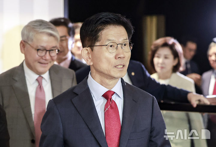 [서울=뉴시스] 정병혁 기자 = 김문수 국민의힘 대선 후보가 23일 서울 중구 더플라자호텔에서 열린 제3회&nbsp; 국가와 민족을 위한 조찬기도회에 참석하고 있다. 2025.05.23. jhope@newsis.com