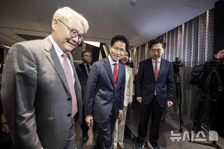 [서울=뉴시스] 정병혁 기자 = 김문수 국민의힘 대선 후보를 비롯한 한기채 목사, 나경원, 김기현 의원이 23일 서울 중구 더플라자호텔에서 열린 제3회 국가와 민족을 위한 조찬기도회에 참석하고 있다. 2025.05.23. jhope@newsis.com