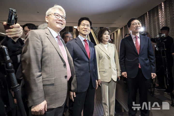 [서울=뉴시스] 정병혁 기자 = 김문수 국민의힘 대선 후보를 비롯한 한기채 목사, 나경원, 김기현 의원이 23일 서울 중구 더플라자호텔에서 열린 제3회 국가와 민족을 위한 조찬기도회에 참석하고 있다. 2025.05.23. jhope@newsis.com