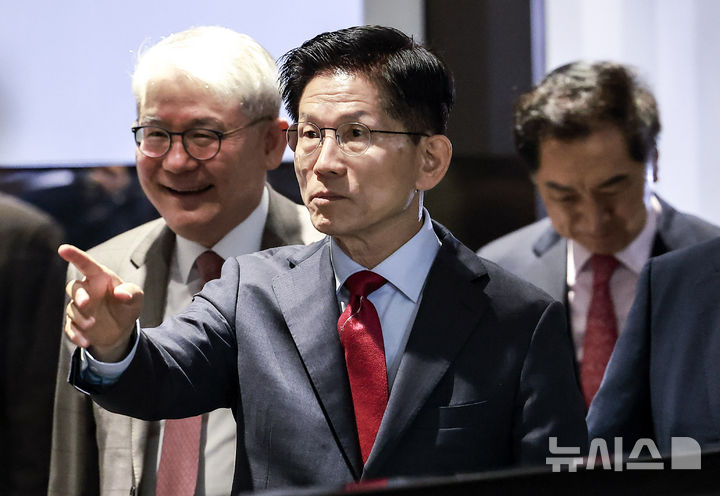 [서울=뉴시스] 정병혁 기자 = 김문수 국민의힘 대선 후보가 23일 서울 중구 더플라자호텔에서 열린 제3회  국가와 민족을 위한 조찬기도회에 참석하며 연호하는 지지자들에게 그만하라며 손짓하고 있다. 2025.05.23. jhope@newsis.com
