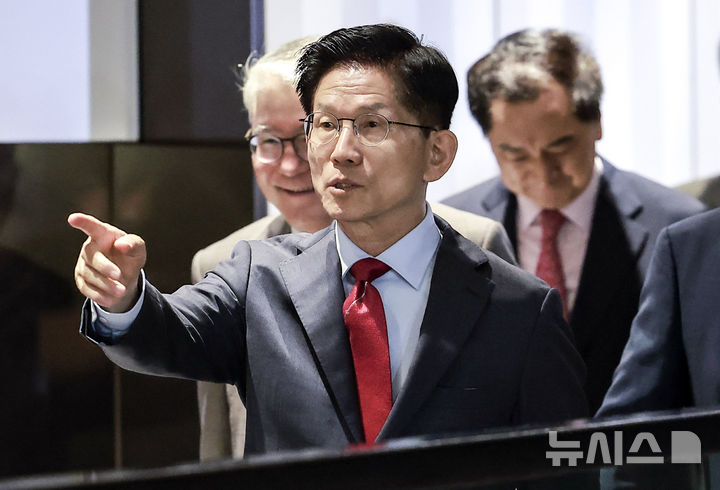 [서울=뉴시스] 정병혁 기자 = 김문수 국민의힘 대선 후보가 지난 23일 서울 중구 더플라자호텔에서 열린 제3회  국가와 민족을 위한 조찬기도회에 참석하며 연호하는 지지자들에게 그만하라며 손짓하고 있다. 2025.05.23. jhope@newsis.com