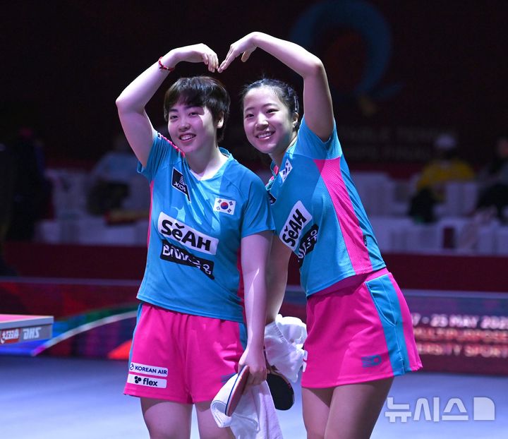 [도하(카타르)=뉴시스] 사진공동취재단 = 신유빈, 유한나가 22일(현지 시간) 카타르 도하 루사일 아레나에서 열린 2025 국제탁구연맹(ITTF) 세계선수권대회 여자복식 8강 일본 오도 사츠키, 요코이 사쿠라와 경기에서 승리한 뒤 기뻐하고 있다. 2025.05.23. photo@newsis.com