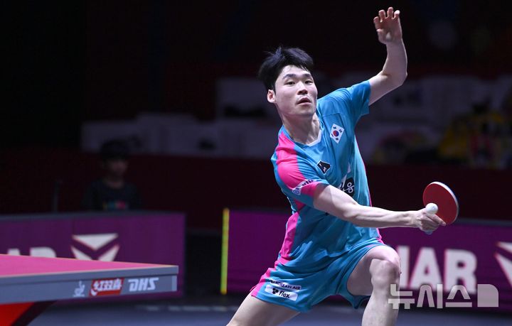 [도하(카타르)=뉴시스] 사진공동취재단 = 장우진이 지난 5월22일(현지 시간) 카타르 도하 루사일 아레나에서 열린 2025 국제탁구연맹(ITTF) 세계선수권대회 남자단식 16강 스웨덴 트룰스 모르가르드와 경기를 펼치고 있다. 2025.05.23. photo@newsis.com