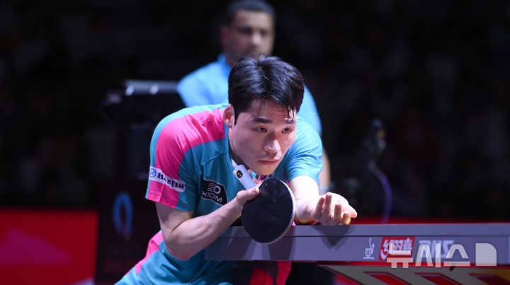[도하(카타르)=뉴시스] 사진공동취재단 = 장우진이 22일(현지 시간) 카타르 도하 루사일 아레나에서 열린 2025 국제탁구연맹(ITTF) 세계선수권대회 남자단식 16강 스웨덴 트룰스 모르가르드와 경기를 펼치고 있다. 2025.05.23. photo@newsis.com
