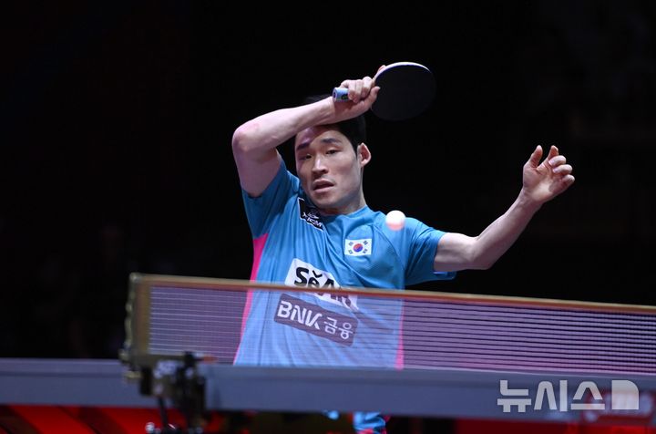 [도하(카타르)=뉴시스] 사진공동취재단 = 장우진이 22일(현지 시간) 카타르 도하 루사일 아레나에서 열린 2025 국제탁구연맹(ITTF) 세계선수권대회 남자단식 16강 스웨덴 트룰스 모르가르드와 경기를 펼치고 있다. 2025.05.23. photo@newsis.com