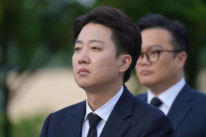 [서울=뉴시스] 고승민 기자 = 이준석 개혁신당 대선 후보가 23일 경남 김해 노무현 전 대통령 묘소를 참배하고 있다. (사진=개혁신당 제공) 2025.05.23. photo@newsis.com *재판매 및 DB 금지