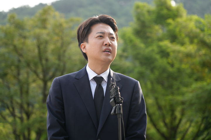 [서울=뉴시스] 고승민 기자 = 이준석 개혁신당 대선 후보가 23일 경남 김해 노무현 전 대통령 묘역을 참배 후 취재진 질문에 답하고 있다. (사진=개혁신당 제공) 2025.05.23. photo@newsis.com *재판매 및 DB 금지