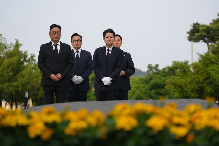 [서울=뉴시스] 고승민 기자 = 이준석 개혁신당 대선 후보가 23일 경남 김해 노무현 전 대통령 묘소를 참배하고 있다. (사진=개혁신당 제공) 2025.05.23. photo@newsis.com *재판매 및 DB 금지
