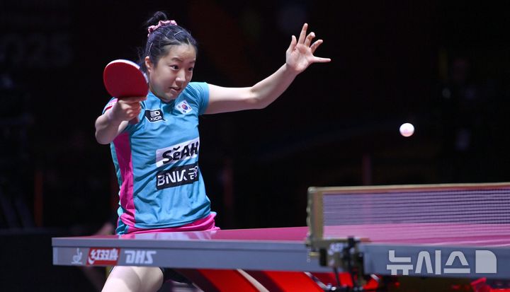 [도하(카타르)=뉴시스] 사진공동취재단 = 신유빈이 22일(현지 시간) 카타르 도하 루사일 아레나에서 열린 2025 국제탁구연맹(ITTF) 세계선수권대회 여자단식 16강 중국 쑨잉사와 경기를 펼치고 있다. 2025.05.23. photo@newsis.com