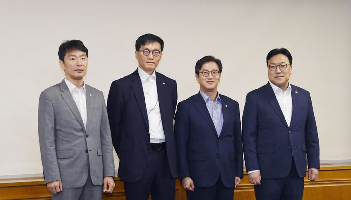 [서울=뉴시스] 김범석 기획재정부 장관 직무대행 1차관이 23일 오전 서울 중구 은행회관에서 열린 '거시경제·금융현안 간담회'에 앞서 기념촬영을 하고 있다. 왼쪽부터 이복현 금융감독원장, 이창용 한국은행 총재, 김 직무대행, 김병환 금융위원장. (사진=기획재정부 제공) 2025.05.23. photo@newsis.com *재판매 및 DB 금지