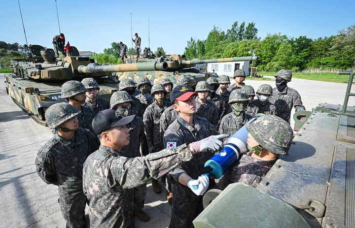 [서울=뉴시스] 육군은 23일 각 병과학교에서 '신임장교 지휘참모과정' 교육훈련에 매진 중인 장병들의 모습을 공개했다.육군기계화학교 신임장교들이 탄약 적재 훈련을 실시하고 있다. (사진=육군 제공) 2025.05.23. photo@newsis.com *재판매 및 DB 금지