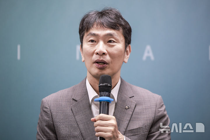 [서울=뉴시스] 정병혁 기자 = 이복현 금융감독원장이 23일 서울 중구 은행회관에서 열린 녹색금융 전문인력 양성을 위한 업무협약식에서 인사말을 하고 있다. 2025.05.23. jhope@newsis.com