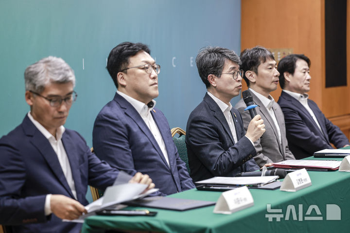 [서울=뉴시스] 정병혁 기자 = 김완섭 환경부 장관이 23일 서울 중구 은행회관에서 열린 녹색금융 전문인력 양성을 위한 업무협약식에서 인사말을 하고 있다. 2025.05.23. jhope@newsis.com