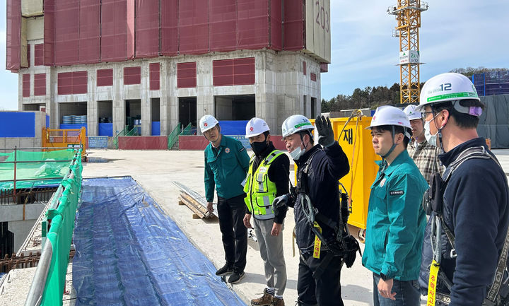 [광주=뉴시스] 광주시 건설현장 안전점검. (사진=광주시 제공) 2025.05.23. photo@newsis.com *재판매 및 DB 금지