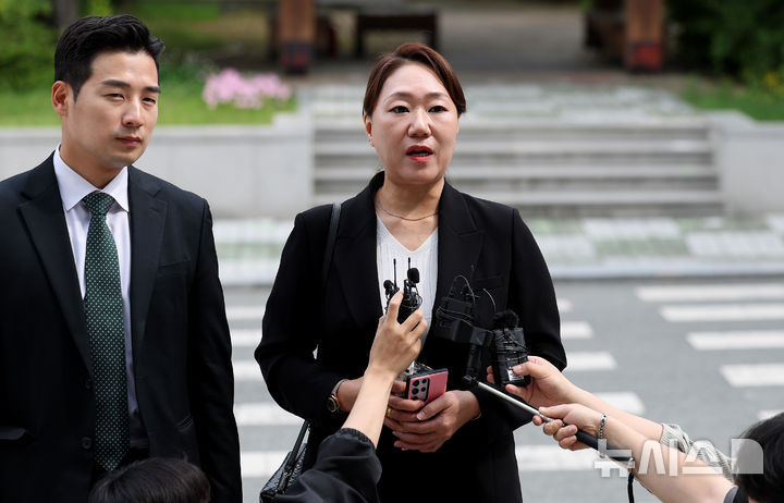 [대구=뉴시스] 이무열 기자 = 23일 오전 참고인 조사를 위해 대구경찰청에 출석한 강혜경 전 미래한국연구소 부소장이 취재진의 질문에 답하고 있다.  2025.05.23. lmy@newsis.com