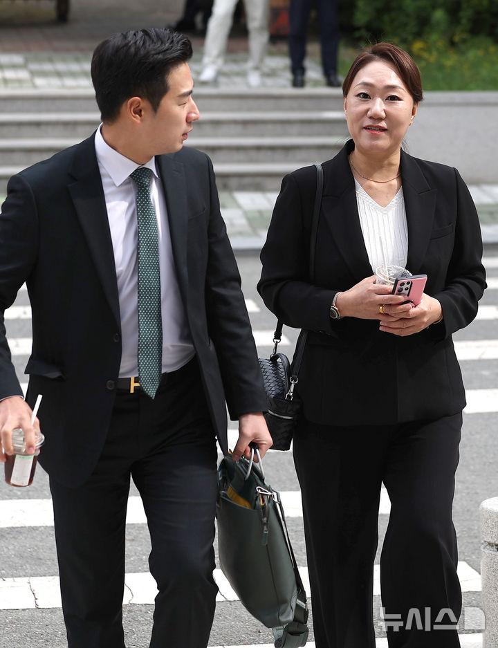 [대구=뉴시스] 이무열 기자 = 23일 오전 강혜경 전 미래한국연구소 부소장이 참고인 조사를 받기 위해 대구 수성구 대구경찰청에 출석하고 있다. 강 전 부소장은 명태균 여론조사비 대납 의혹과 관련해 홍준표 전 대구시장에 대한 폭로를 이어오고 있다. 2025.05.23. lmy@newsis.com
