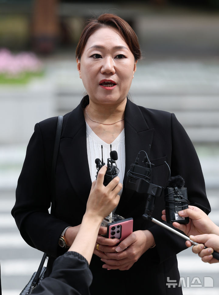 [대구=뉴시스] 이무열 기자 = 23일 오전 참고인 조사를 위해 대구경찰청에 출석한 강혜경 전 미래한국연구소 부소장이 취재진의 질문에 답하고 있다.  강 전 부소장은 명태균 여론조사비 대납 의혹과 관련해 홍준표 전 대구시장에 대한 폭로를 이어오고 있다. 2025.05.23. lmy@newsis.com