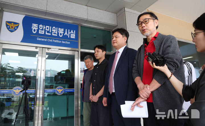 [서울=뉴시스] 조수정 기자 = 시민단체 서민민생대책위원회 김순환 사무총장과 법률대리인 박주현 변호사가 23일 오전 서울 중구 남대문경찰서에서 SKT 해킹사태 관련 최태원 SK회장 등 경영진 고발 건 고발인 조사 출석에 앞서 기자회견을 하고 있다. 2025.05.23. chocrystal@newsis.com