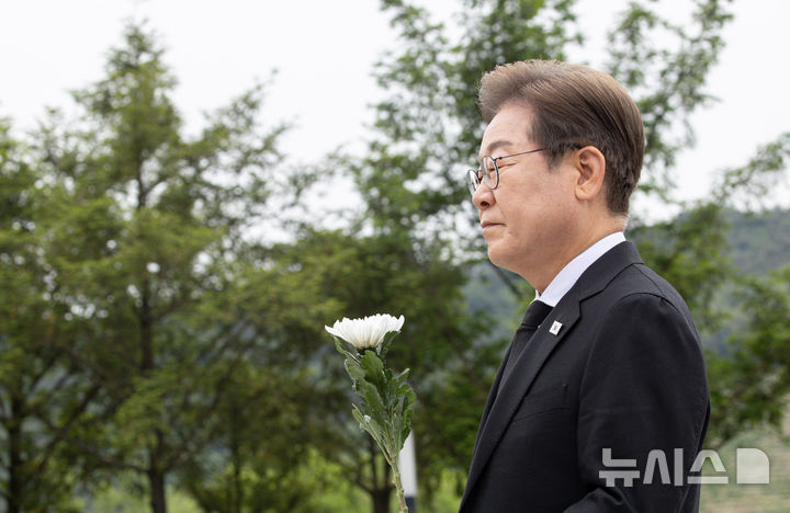 [김해=뉴시스] 조성우 기자 = 이재명 더불어민주당 대선후보가 23일 경남 김해시 진영읍 봉하마을에서 노무현 전 대통령 묘역을 참배하고 있다. (공동취재) 2025.05.23. photo@newsis.com