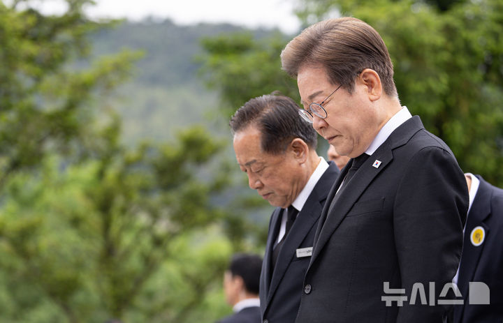 [김해=뉴시스] 조성우 기자 = 이재명 더불어민주당 대선후보가 23일 경남 김해시 진영읍 봉하마을에서 노무현 전 대통령 묘역을 참배하고 있다. (공동취재) 2025.05.23. photo@newsis.com