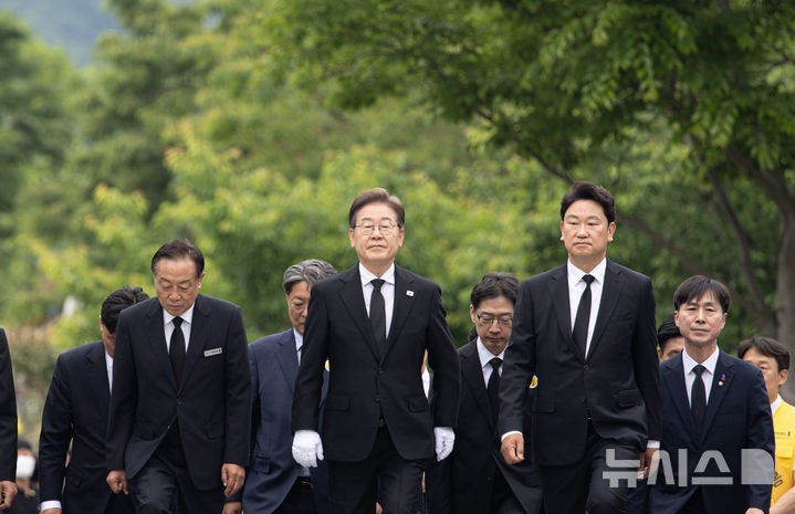 [김해=뉴시스] 조성우 기자 = 이재명 더불어민주당 대선후보가 23일 경남 김해시 진영읍 봉하마을에서 노무현 전 대통령 묘역에 들어서고 있다. (공동취재) 2025.05.23. photo@newsis.com