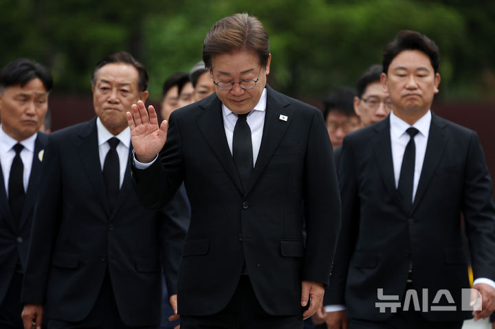 [김해=뉴시스] 조성우 기자 = 이재명 더불어민주당 대선후보가 고 노무현 전 대통령 16주기인 23일 경남 김해시 진영읍 봉하마을을 찾아 노 전 대통령의 묘역을 참배한 뒤 이동하고 있다. 2025.05.23. xconfind@newsis.com