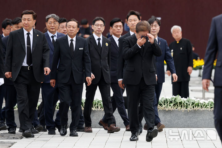 [김해=뉴시스] 조성우 기자 = 이재명 더불어민주당 대선후보가 고 노무현 전 대통령 16주기인 23일 경남 김해시 진영읍 봉하마을을 찾아 노 전 대통령의 묘역을 참배한 이동하고 있다. 2025.05.23. xconfind@newsis.com