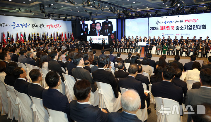 [서울=뉴시스] 고범준 기자 = 김기문 중소기업중앙회장이 지난해 5월 23일 서울 영등포구 중소기업중앙회에서 열린 2025 대한민국 중소기업인대회에서 발언하고 있다. 2026.05.19. bjko@newsis.com