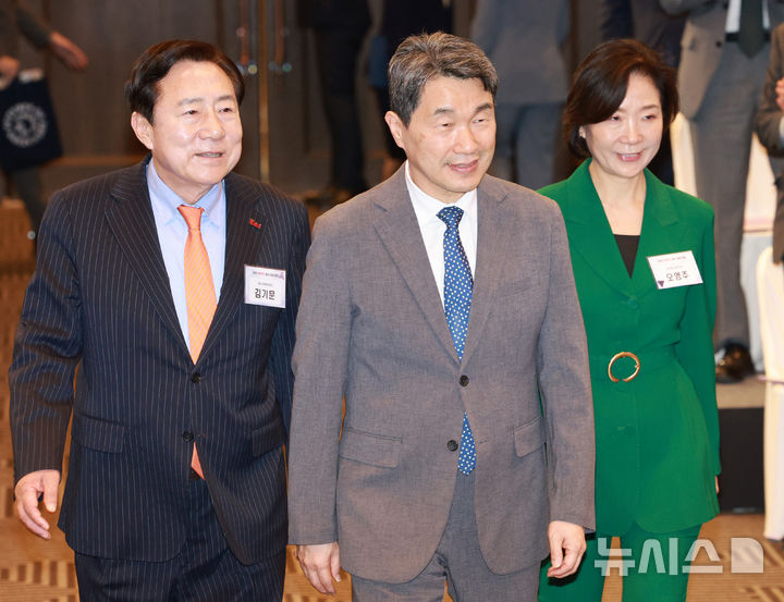 [서울=뉴시스] 고범준 기자 = 이주호 대통령 권한대행 부총리 겸 교육부 장관이 23일 서울 영등포구 중소기업중앙회에서 열린 2025 대한민국 중소기업인대회에서 오영주 중소벤처기업부 장관, 김기문 중소기업중앙회장과 입장하고 있다. 2025.05.23. bjko@newsis.com