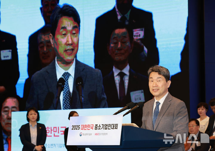 [서울=뉴시스] 고범준 기자 = 이주호 대통령 권한대행 부총리 겸 교육부 장관이 23일 서울 영등포구 중소기업중앙회에서 열린 2025 대한민국 중소기업인대회에서 축사를 하고 있다. 2025.05.23. bjko@newsis.com