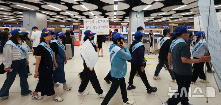 [서울=뉴시스] 김선웅 기자 = 무안공항 제주항공 여객기 참사 유가족들이 23일 서울 강서구 김포공항에서 여객기 참사 진상규명, 사고기종 B737-800 퇴역, 책임자 처벌 등을 촉구하고 있다. 2025.05.23. mangusta@newsis.com