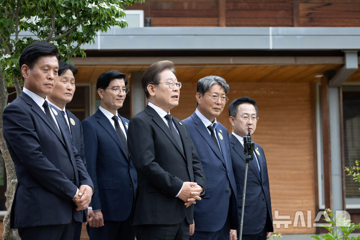 [김해=뉴시스] 조성우 기자 = 이재명 더불어민주당 대선후보가 고 노무현 전 대통령 16주기인 23일 경남 김해시 진영읍 봉하마을을 찾아 노 전 대통령 사저 앞에서 백브리핑을 하고 있다. (공동취재) 2025.05.23. photo@newsis.com
