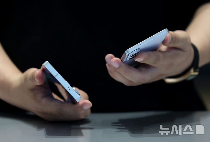 [서울=뉴시스] 김진아 기자 = 삼성전자가 초슬림 스마트폰 갤럭시 S25 엣지를 국내에 출시한 23일 서울 마포구 삼성스토어 홍대에서 시민들이 갤럭시 S25 엣지를 살펴보고 있다. 갤럭시 S25 엣지는 역대 갤럭시 S시리즈 중 가장 얇은 디자인에도 견고한 내구성을 갖춘 게 특징이다. 5.8㎜ 두께와 163g 무게로 초슬림·초경량 디자인을 구현했다. 2025.05.23. bluesoda@newsis.com