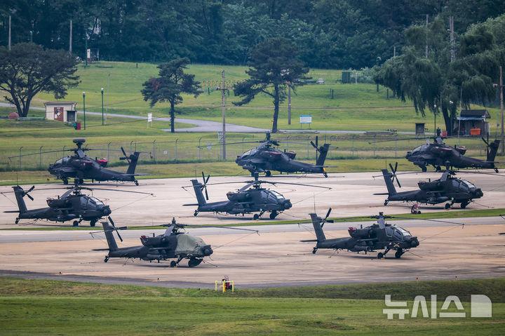 [평택=뉴시스] 지난해 5월 23일 경기 평택시 캠프 험프리스에 주한미군 아파치 헬기가 세워져 있다. 미국이 호르무즈 해협을 개방을 위해 저공비행에 특화된 A-10 공격기, 아파치헬기 등을 투입하며 군사력 강화에 나섰다.(사진=뉴시스DB) 2026.03.20.