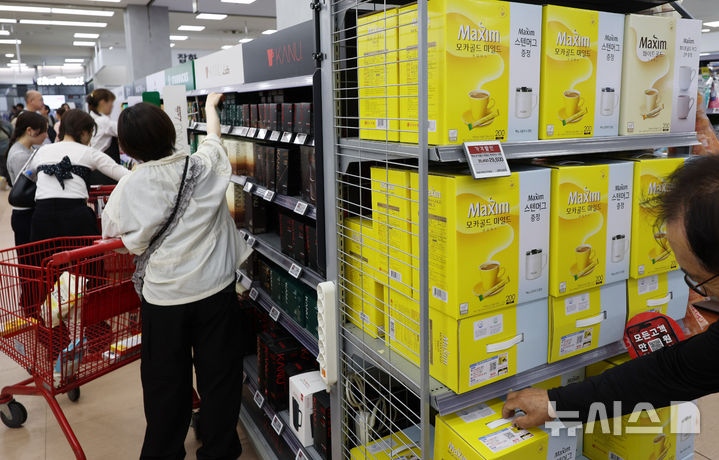 [서울=뉴시스] 조수정 기자 = 23일 서울 시내 한 대형마트에서 소비자들이 동서식품 인스턴트 커피를 고르고 있다. 동서식품은 오는 30일부터 인스턴트 커피, 커피믹스, 커피음료 등 제품의 출고 가격을 평균 7.7% 인상한다. 이번 조정으로 맥심 모카골드 등 커피믹스 제품과 카누 아메리카노 등 인스턴트 원두커피는 평균 9%, 맥심 티오피·맥스웰하우스 RTD 등 커피 음료는 평균 4.4% 오른다. 가격 인상은 이상기후로 주요원두생산국의 수확량이 급감하면서 국제원두가격이 수년째 오르고 있어서다. 한국농수산식품유통공사(aT)에 따르면 최근 3개월간(2월 22일~5월 22일) 커피(아라비카) 국제 평균 가격은 톤당 8482.39달러로, 전년 같은 기간(4449.52달러) 대비 90.6%나 급등했다. 2025.05.23. chocrystal@newsis.com