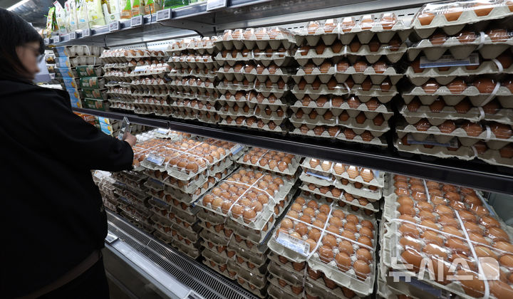 [서울=뉴시스] 조수정 기자 = 지난 5월 23일 서울 시내 한 대형마트에서 소비자들이 달걀을 고르고 있다. 2025.05.23. chocrystal@newsis.com