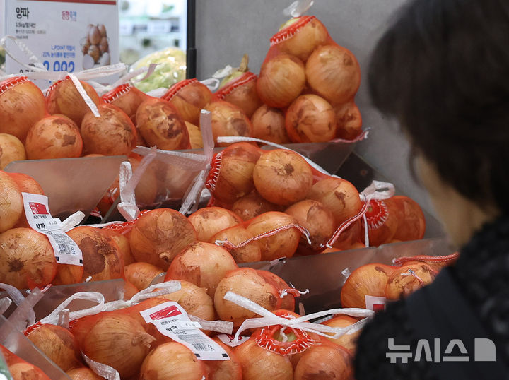 [서울=뉴시스] 조수정 기자 = 서울 시내 한 대형마트에서 소비자들이 양파를 고르고 있다. 2025.05.23. chocrystal@newsis.com