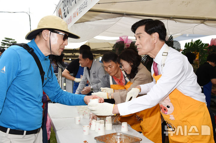 [밀양=뉴시스] 안지율 기자 = 안병구 경남 밀양시장이 23일 밀양강 둔치에서 열린 제67회 밀양아리랑대축제 한돈 시식행사장을 찾아 시민들에게 배식하고 있다. 2025.05.23. alk9935@newsis.com