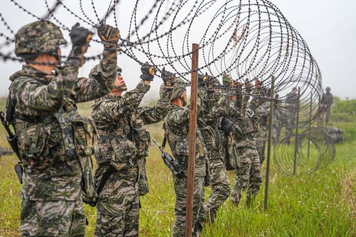 [서울=뉴시스] 서북도서방위사령부는 지난 21일부터 23일까지 백령도와 연평도 등 서북도서 일대에서 서북도서의 군사대비태세를 유지하고, 합동작전 수행능력을 향상하기 위해 2025년 전반기 합동도서방어훈련을 실시했다.사진은 21일 해병대 6여단 장병들이 합동도서방어훈련 간 백령도 지역에 적 강점에 대비하여 철조망 장애물을 설치하고 있다. (사진=해병대사령부 제공) 2025.05.23. photo@newsis.com *재판매 및 DB 금지