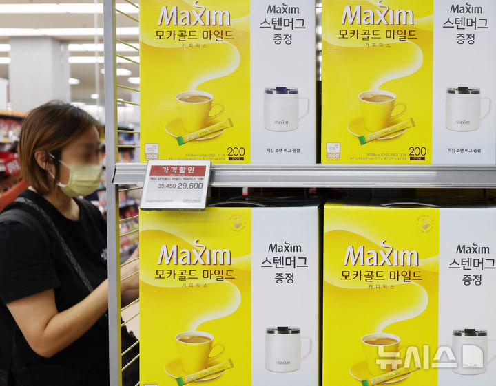 [서울=뉴시스] 조수정 기자 = 23일 서울 시내 한 대형마트에서 소비자들이 동서식품 인스턴트 커피를 고르고 있다. 2025.05.23. chocrystal@newsis.com