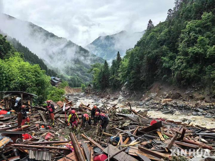 [구이린=신화/뉴시스] 23일 중국 광시좡족자치구 구이린시 룽성각족자치현 쓰수이향에서 산사태가 발생한 이후 구조대가 현장에서 실종자 수색을 진행하고 있다. 이번 산사태로 최소 1명이 숨지고, 7명이 실종됐다. 2025.05.23