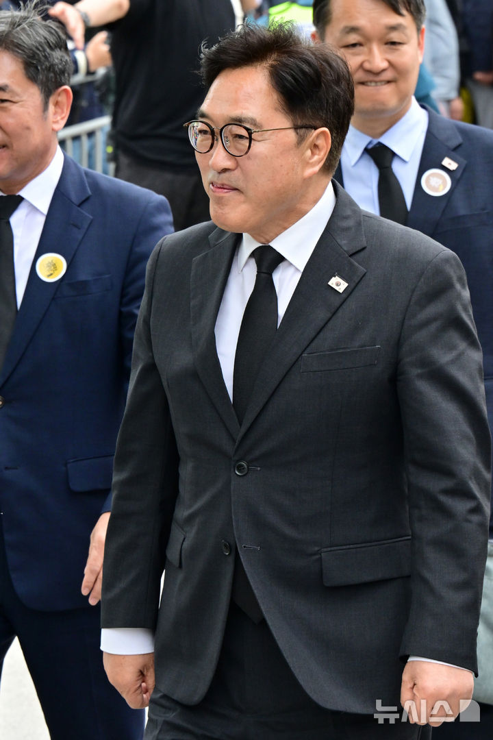 [김해=뉴시스] 차용현 기자 = 우원식 국회의장이 23일 오후 경남 김해시 봉하마을에서 열린 고 노무현 전 대통령 16주기 추도식에 참석하고 있다. 2025.05.23. con@newsis.com