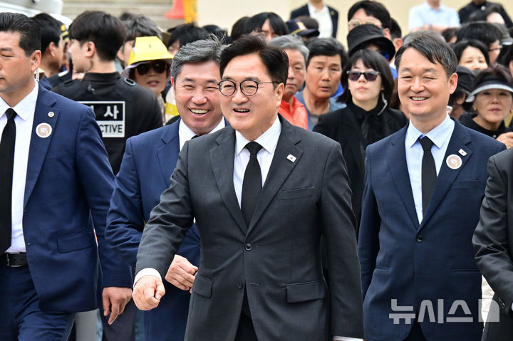 [김해=뉴시스] 차용현 기자 = 우원식 국회의장이 23일 오후 경남 김해시 봉하마을에서 열린 고 노무현 전 대통령 16주기 추도식에 참석하고 있다. 2025.05.23. con@newsis.com