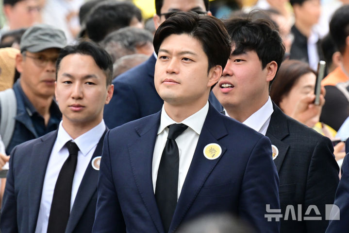 [김해=뉴시스] 차용현 기자 = 김용태 국민의힘 비상대책위원장이 23일 오후 경남 김해시 봉하마을에서 열린 고 노무현 전 대통령 16주기 추도식에 참석하고 있다. 2025.05.23. con@newsis.com