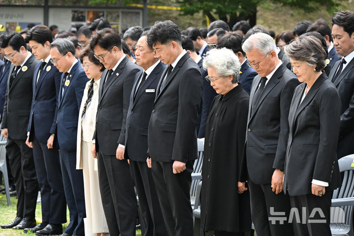 [김해=뉴시스] 차용현 기자 = 23일 오후 경남 김해시 진영읍 봉하마을에서 열린 고 노무현 전 대통령 16주기 추도식에서 권양숙(오른쪽 세 번째) 여사, 문재인(오른쪽 두 번째) 전 대통령과 김정숙 여사, 우원식 국회의장 등 참석자들이 묵념하고 있다. (공동취재) 2025.05.23. photo@newsis.com