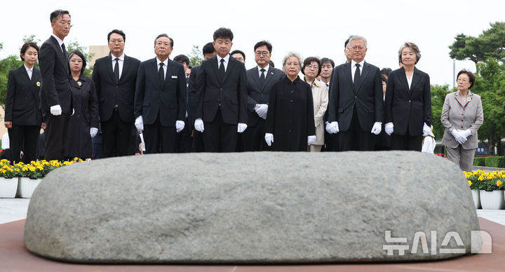 [김해=뉴시스] 차용현 기자 = 23일 오후 문재인 전 대통령, 김정숙 여사, 권양숙 여사, 우원식 국회의장 등이 경남 김해시 진영읍 봉하마을에서 열린 노무현 전 대통령 서거 16주기 추도식에서 참배하고 있다. 2025.05.23.(공동취재) photo@newsis.com