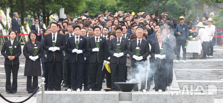 [김해=뉴시스] 차용현 기자 = 고 노무현 전 대통령 16주기인 23일 오후 경남 김해시 진영읍 봉하마을에서 문재인 전 대통령과 김정숙 여사, 우원식 국회의장 등이 노 전 대통령 묘역을 참배하고 있다. 왼쪽부터 김재연 진보당 상임대표, 용혜인 기본소득당 대표, 천하람 개혁신당 상임선대위원장, 김용태 국민의힘 비대위원장, 박찬대 더불어민주당 당대표 직무대행 겸 원내대표, 우원식 국회의장, 문 전 대통령, 김정숙 여사. (공동취재) 2025.05.23. photo@newsis.com